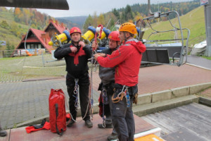 Szkolenie w stacji narciarskiej Dwie Doliny Muszyna – Wierchomla z zakresu ewakuacji kolei linowej w przypadku awaryjnego zatrzymania