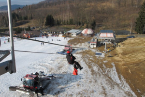 Szkolenie w stacji narciarskiej Lądek Zdrój z zakresu ewakuacji kolei linowej w przypadku awaryjnego zatrzymania.